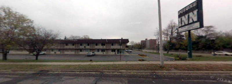 Riverside Motor Inn (Deluxe Inn, Riverside Manor) - 2008 Street View (newer photo)